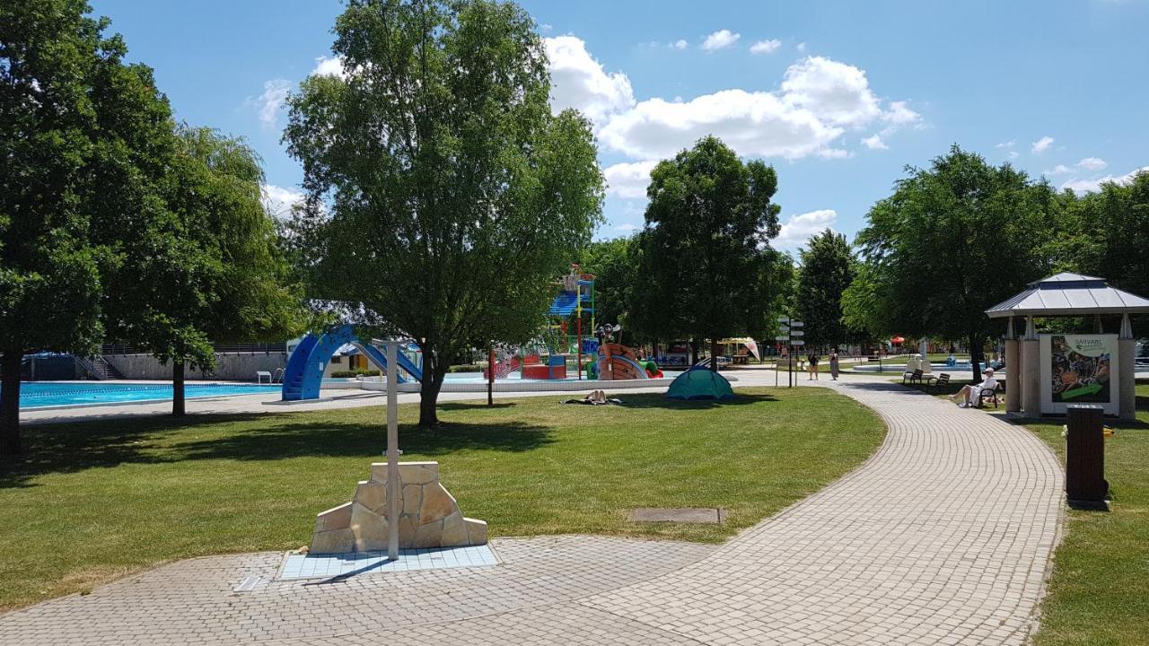 Zafír Sziget Apartman Sarvar Exterior foto